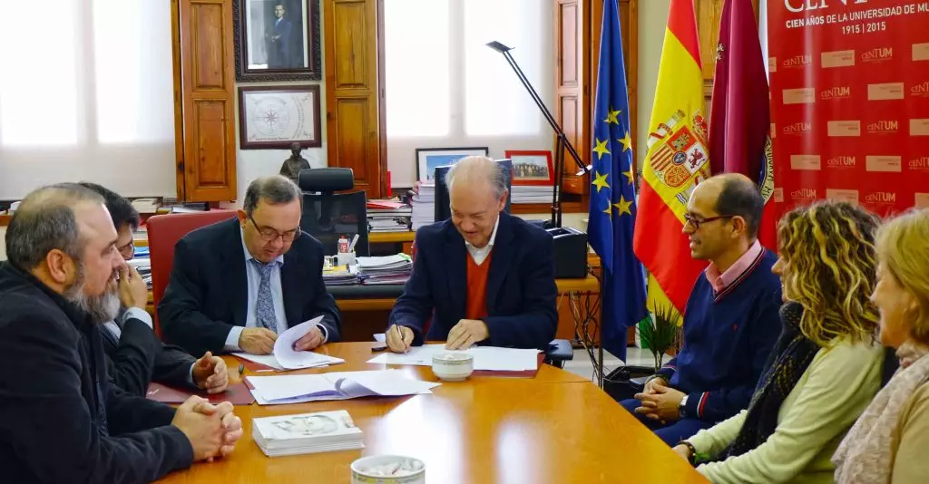 Momento de la firma de Santiago Álvarez, secretario general de la Universidad de Murcia, y José Moreno, presidente de la Fundación Jesús Abandonado