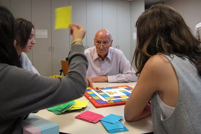 Un usuari del centre Sociosanitari Sant Joan de Déu d'Esplugues juga a un joc de memòria creat per alumnes de l'Institut Dr. Puigvert de Barcelona