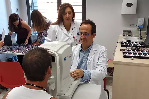 Un óptico revisa la vista a una persona sin recursos en el hospital san juan de dios de Pamplona