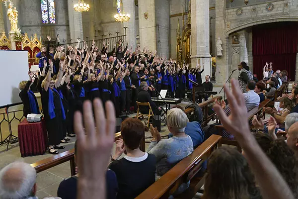 El concert de gòspel solidari recapta prop de 6.000 euros per al programa d’acollida de refugiats de Manresa