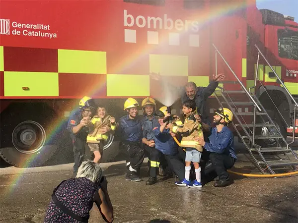 Ariadna Creus fotografiant al Parc de Bombers de Bellaterra pel projecte 'Bombers amb Causa'