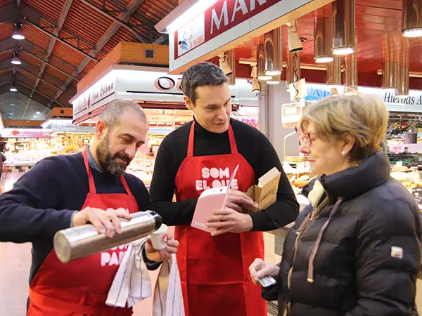 Eloi Vila y Carles Costa en el mercado