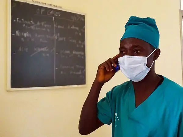 Un sanitario en Sierra Leona atendiendo el teléfono
