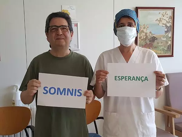 El pacient de COVID-19, Carlos Asensio, i la Laura Fernández, coordinadora Hospital de Dia de Sant Joan de Déu Serveis Sociosanitaris
