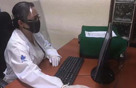 Una trabajadora del albergue de México
