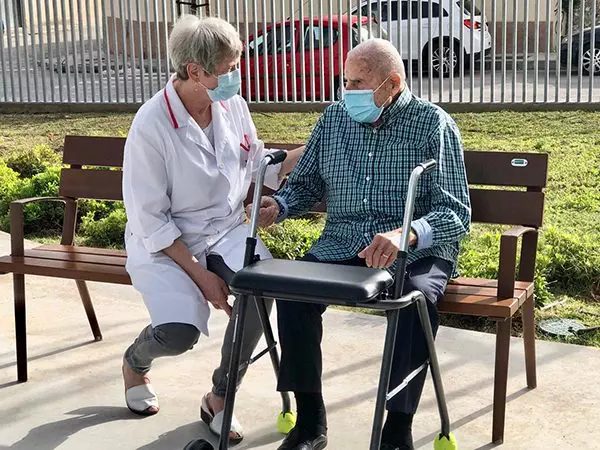 La voluntaria Ilona con un paciente, Pedro, en el Hospital Sant Joan de Déu de Palma