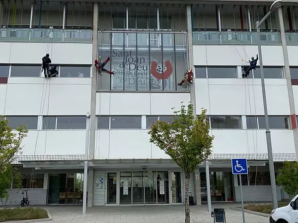 Quatre treballadors de l’empresa Accés Vertical, disfressats de superherois, han fet un descens en ràpel a l’Hospital Sant Joan de Déu de Lleida.