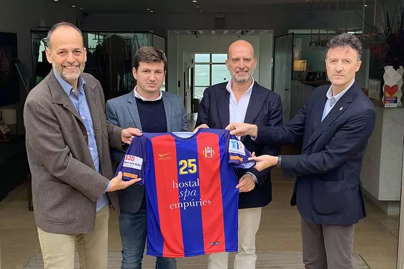 Firma acuerdo de la Obra Social SJD amb el FC L'Escala