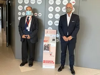 Dr. Jaume Capdevila i Joaquim Martí amb el caixonet d’almoina digital.